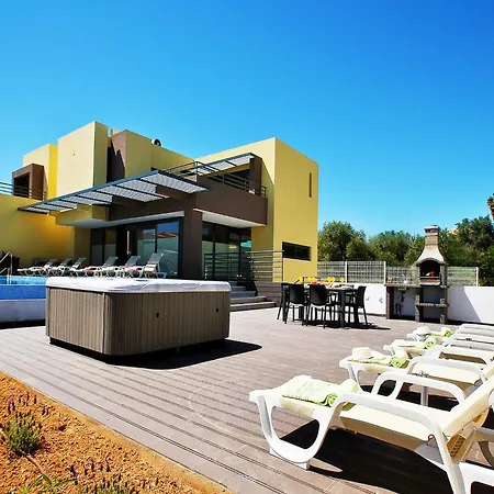 Holiday Home In Armacao Near Sandy Beaches ヴィラ *